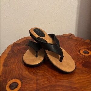 b.o.c. Women's Black and Tan Sandals